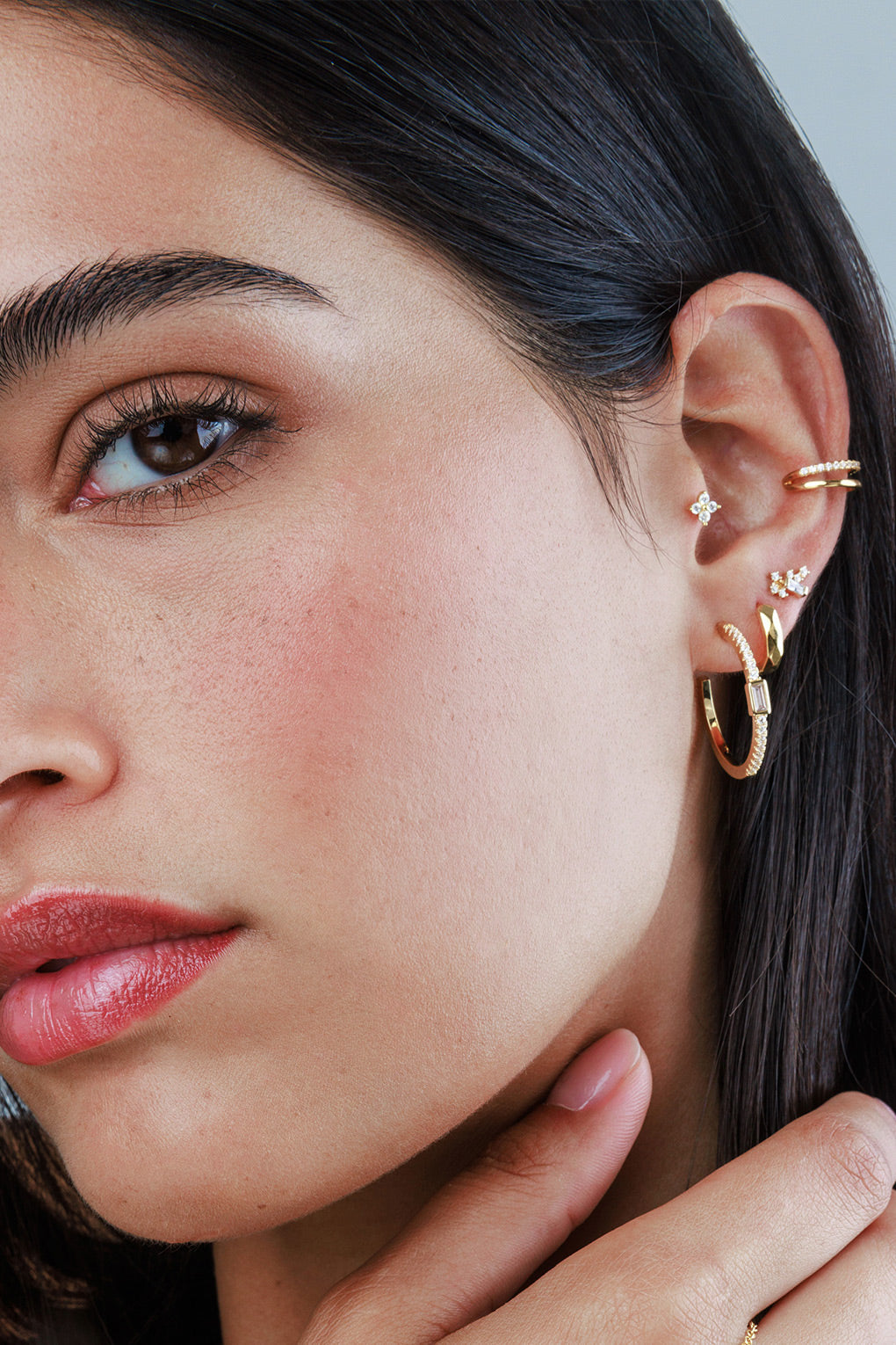 חוקי השילוב החדשים: איך ליצור את ה"Ear Party" והמראה השכבתי המושלם?