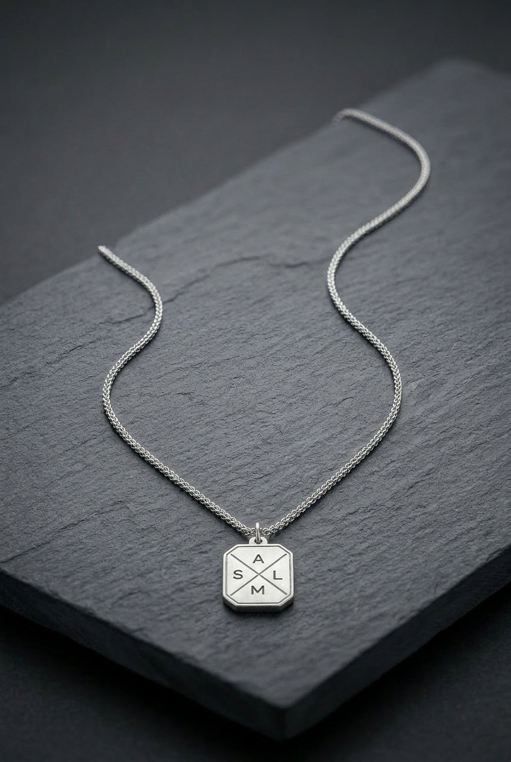 שרשרת לגבר עם תליון חריטה - ליאו