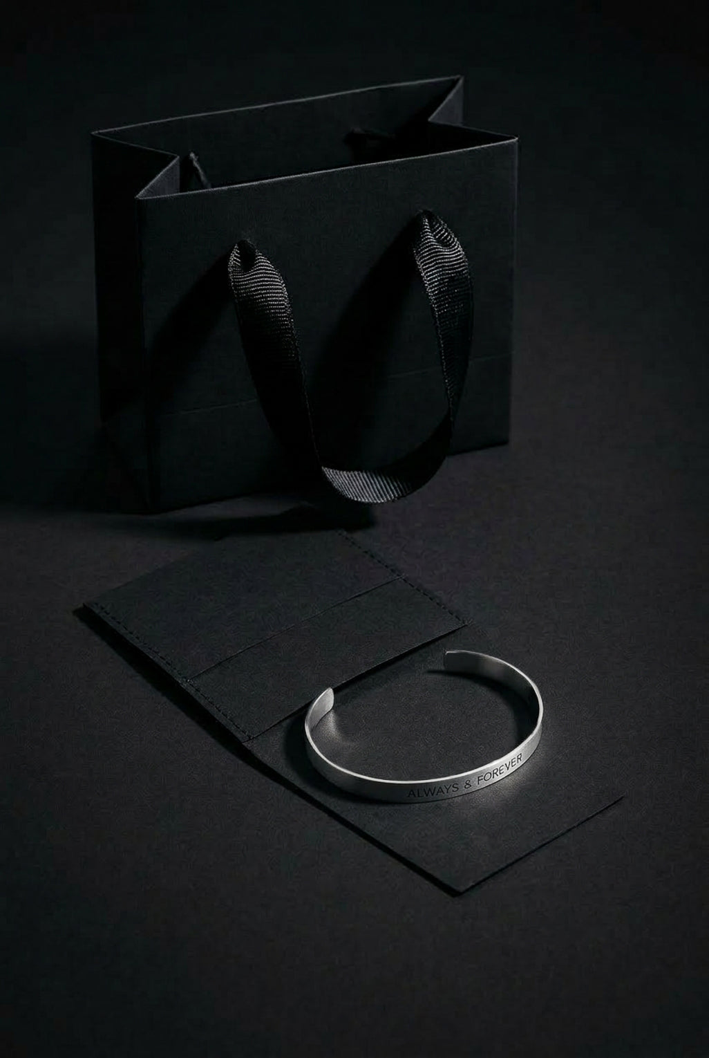 צמיד קשיח לגבר בחריטה אישית