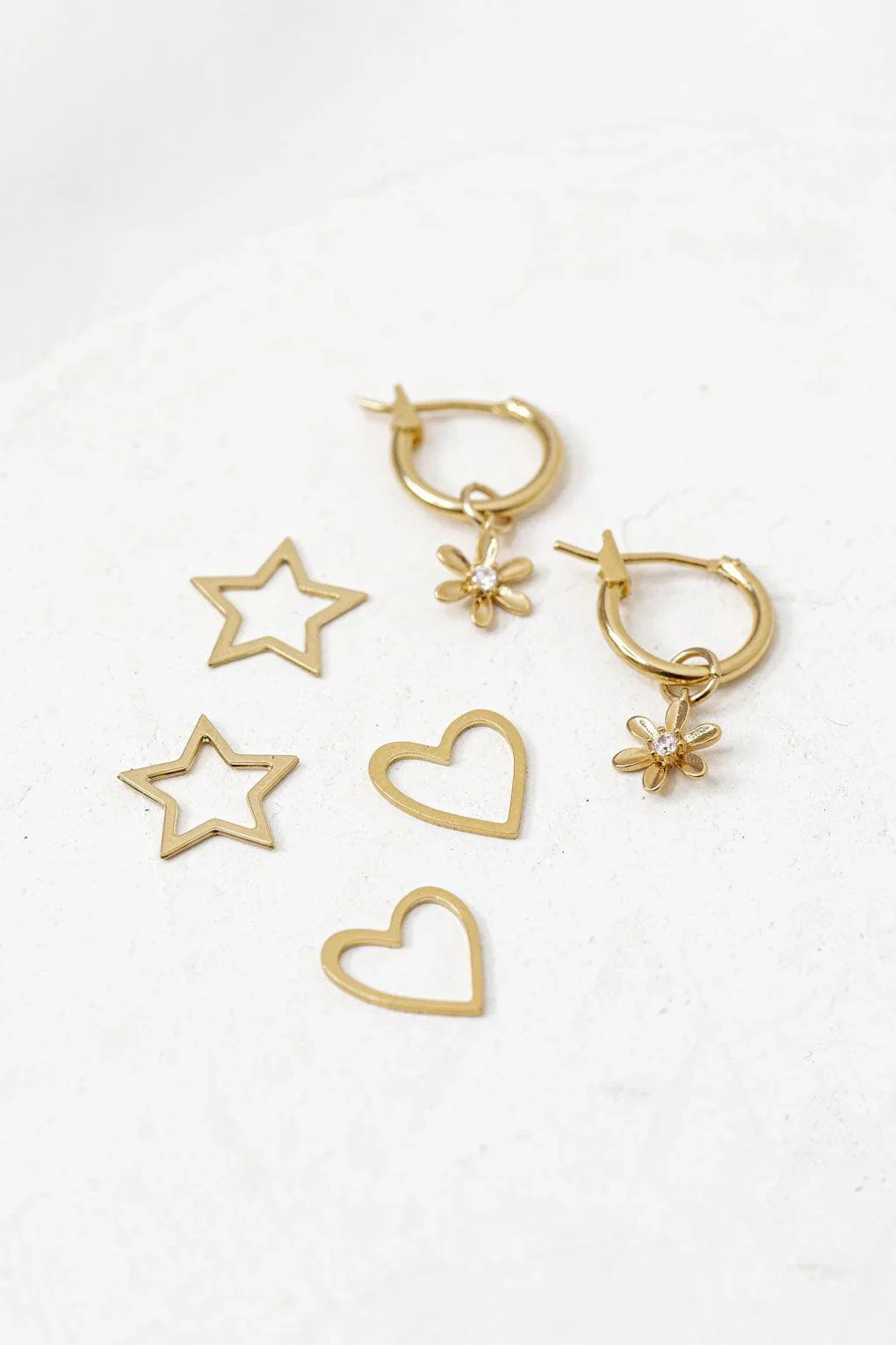 סט עגילי חישוק לילדות עם תליונים מתחלפים