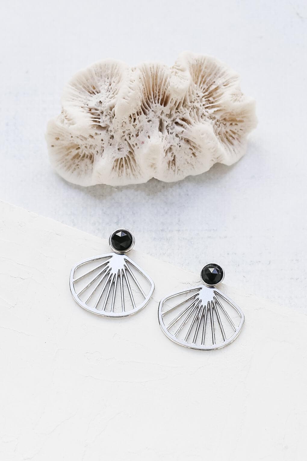 עגילי בליז חובקים