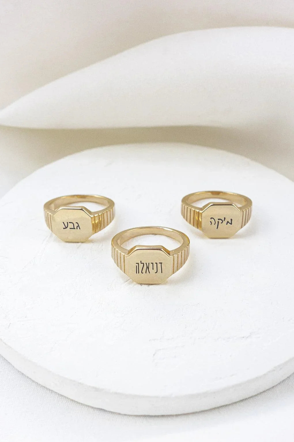 טבעת זרת עם חריטה