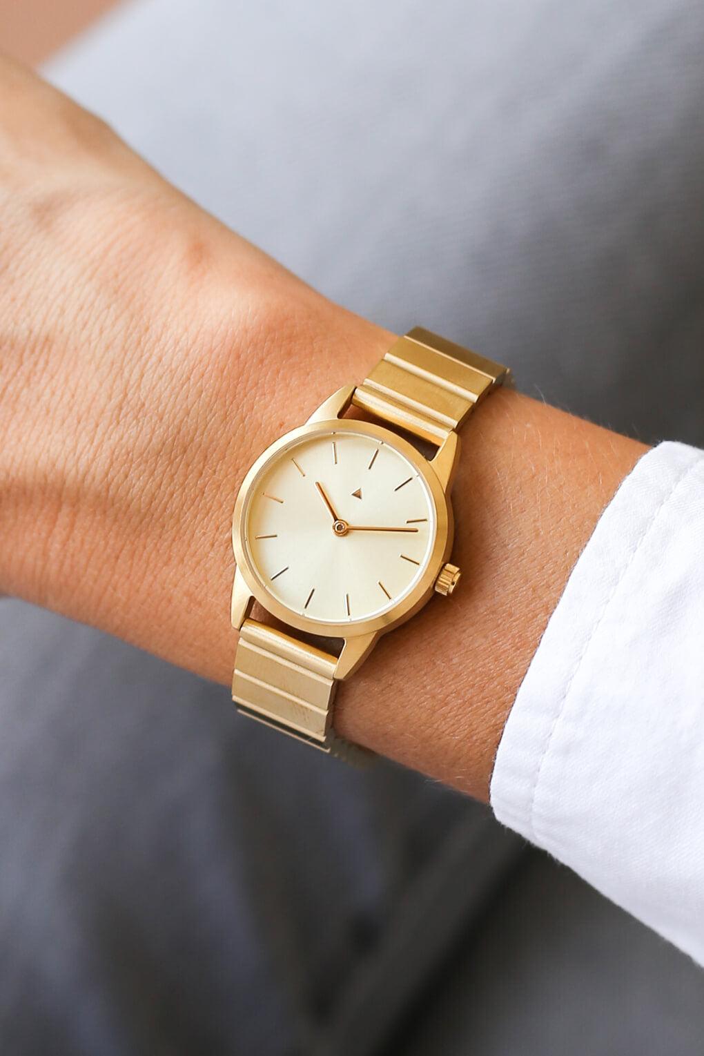25 mm watch with golden strap