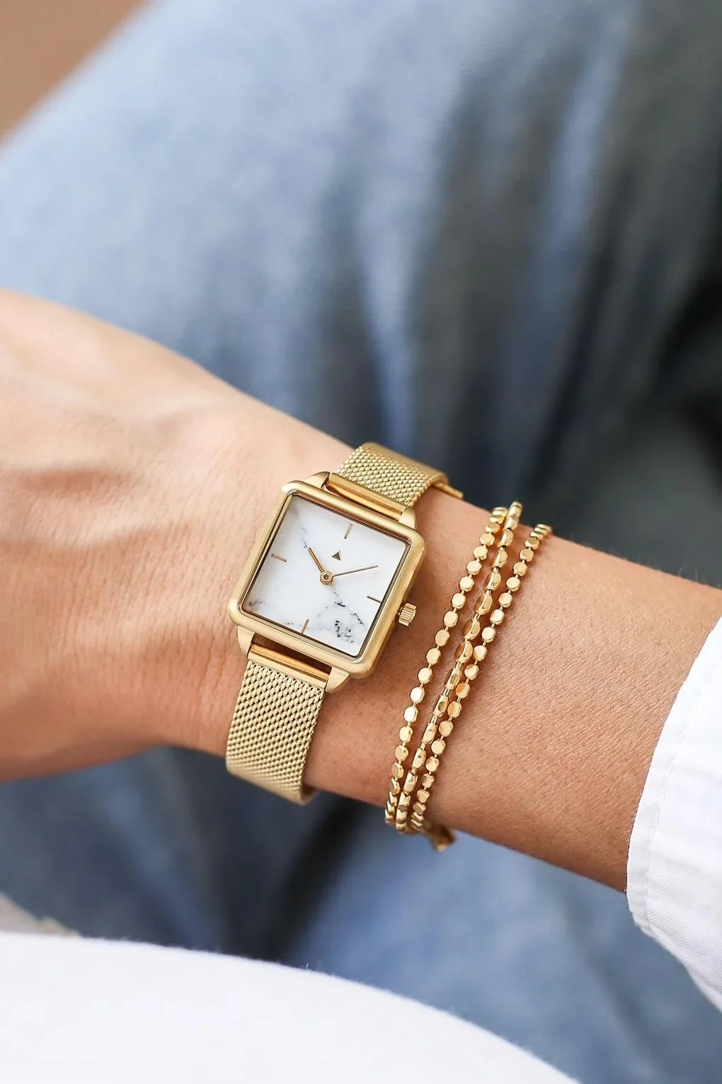 Rectangle watch with a golden mesh strap