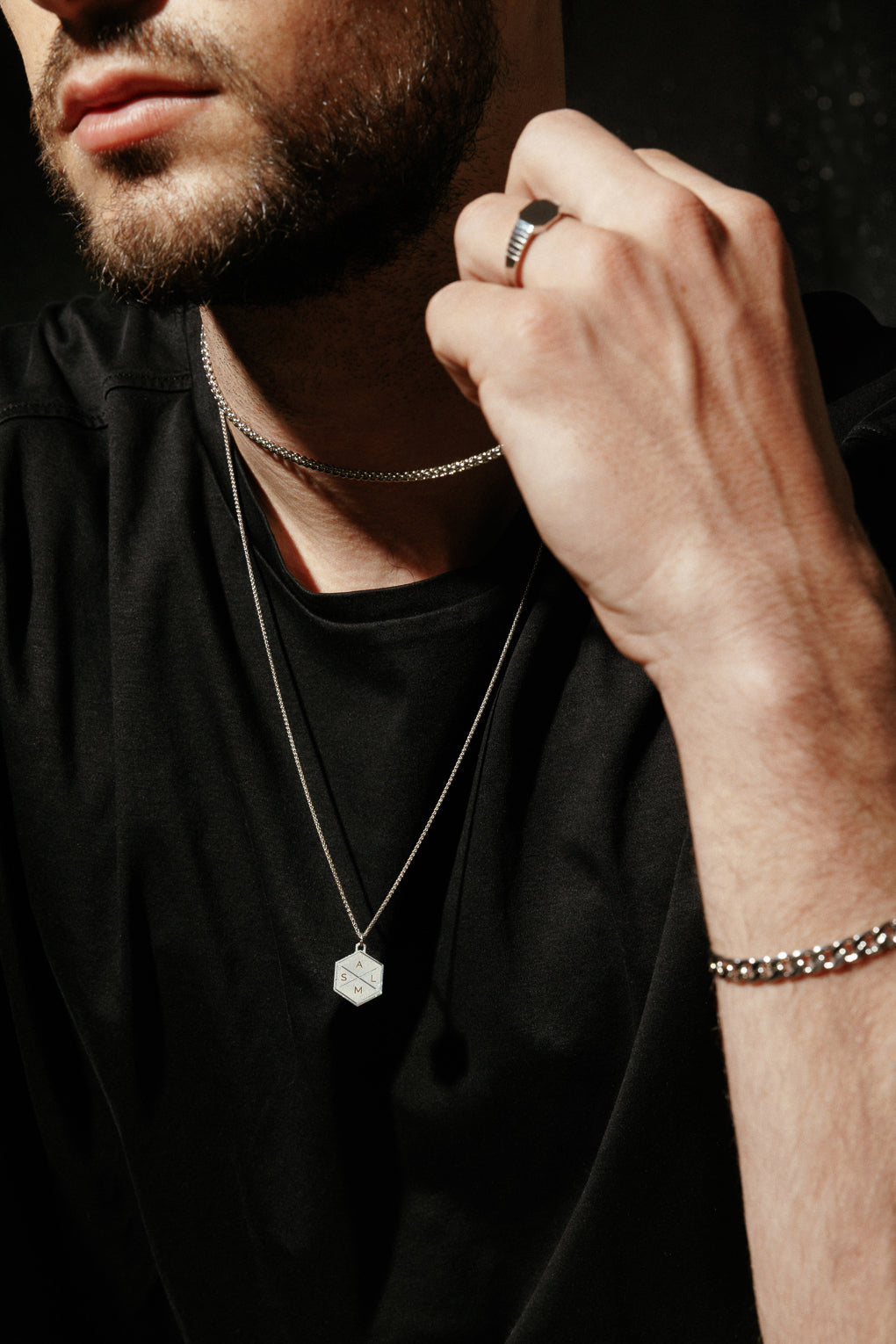 שרשרת לגבר עם תליון חריטה - לואיס