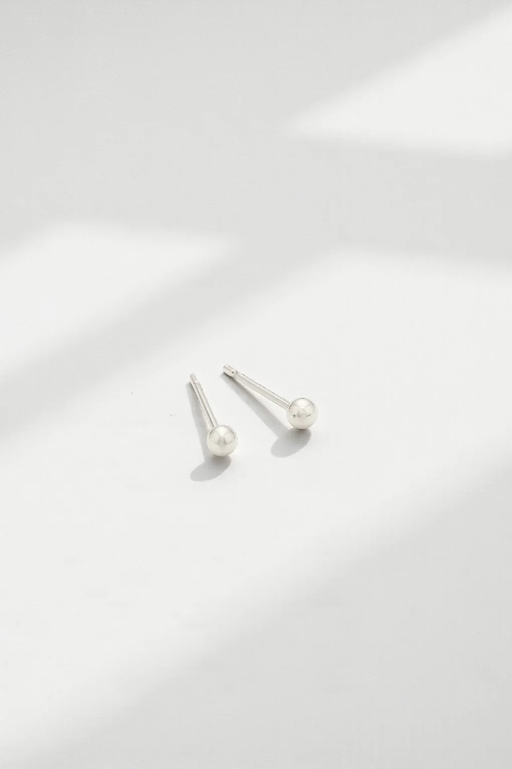 עגילי דוט צמודים בזהב 14K