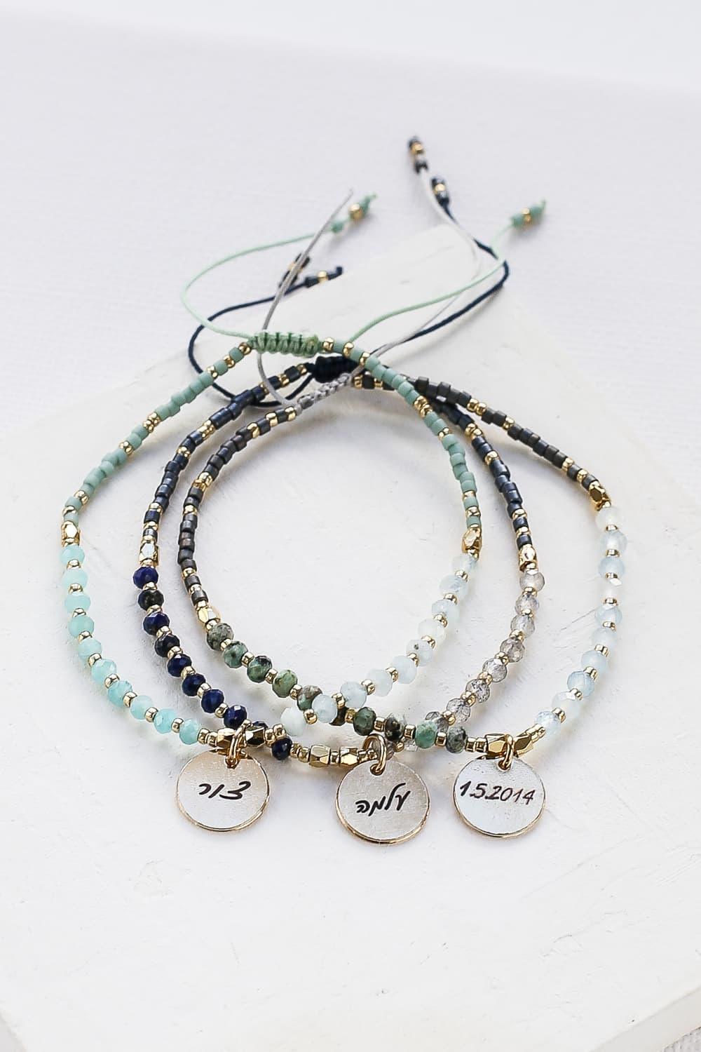 צמיד אבנים עם תליון בחריטה אישית