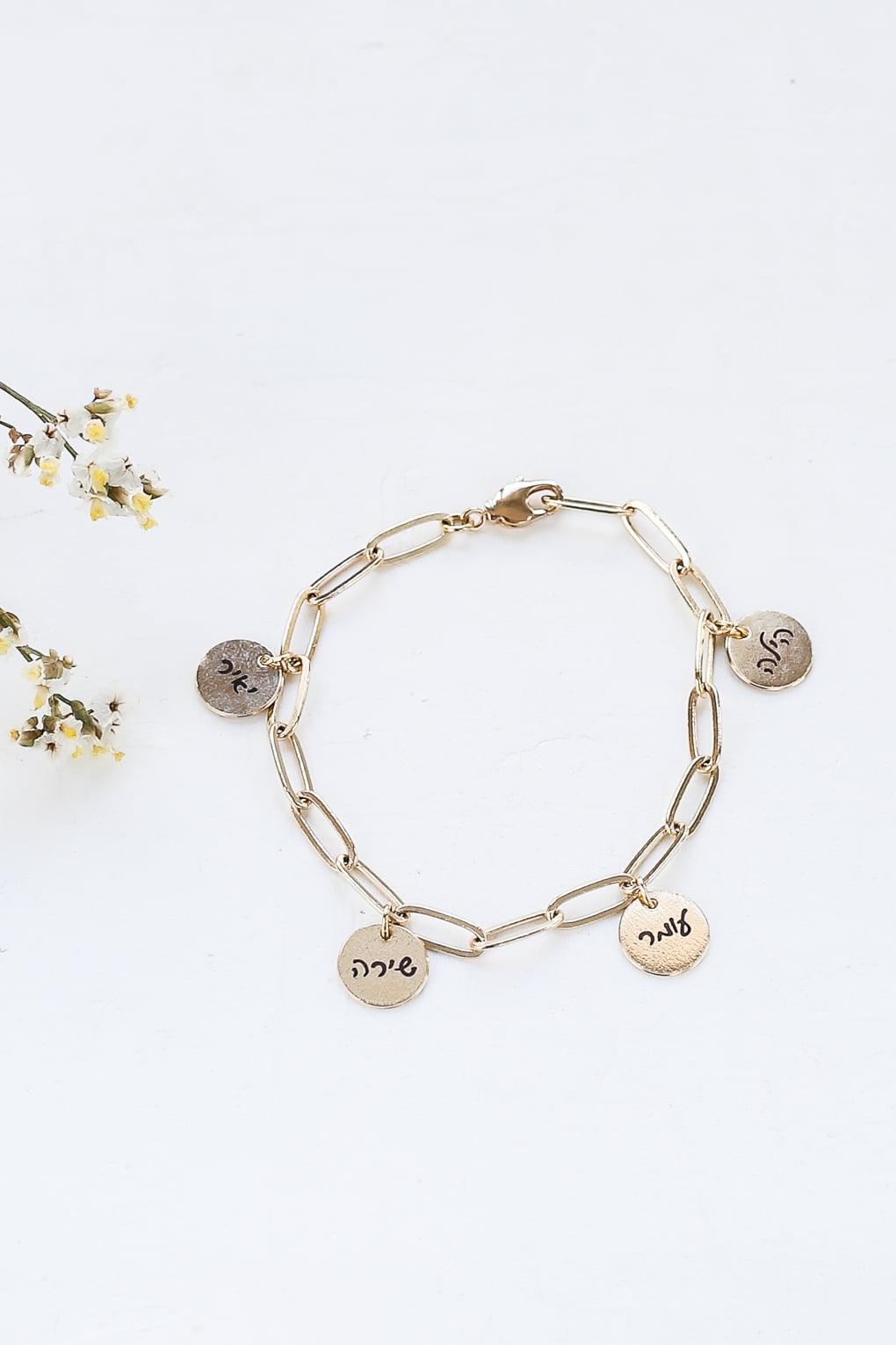 צמיד חוליות עם מספר תליונים בחריטה אישית