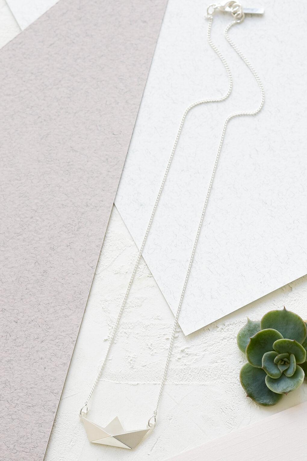 שרשרת סירת נייר קצרה