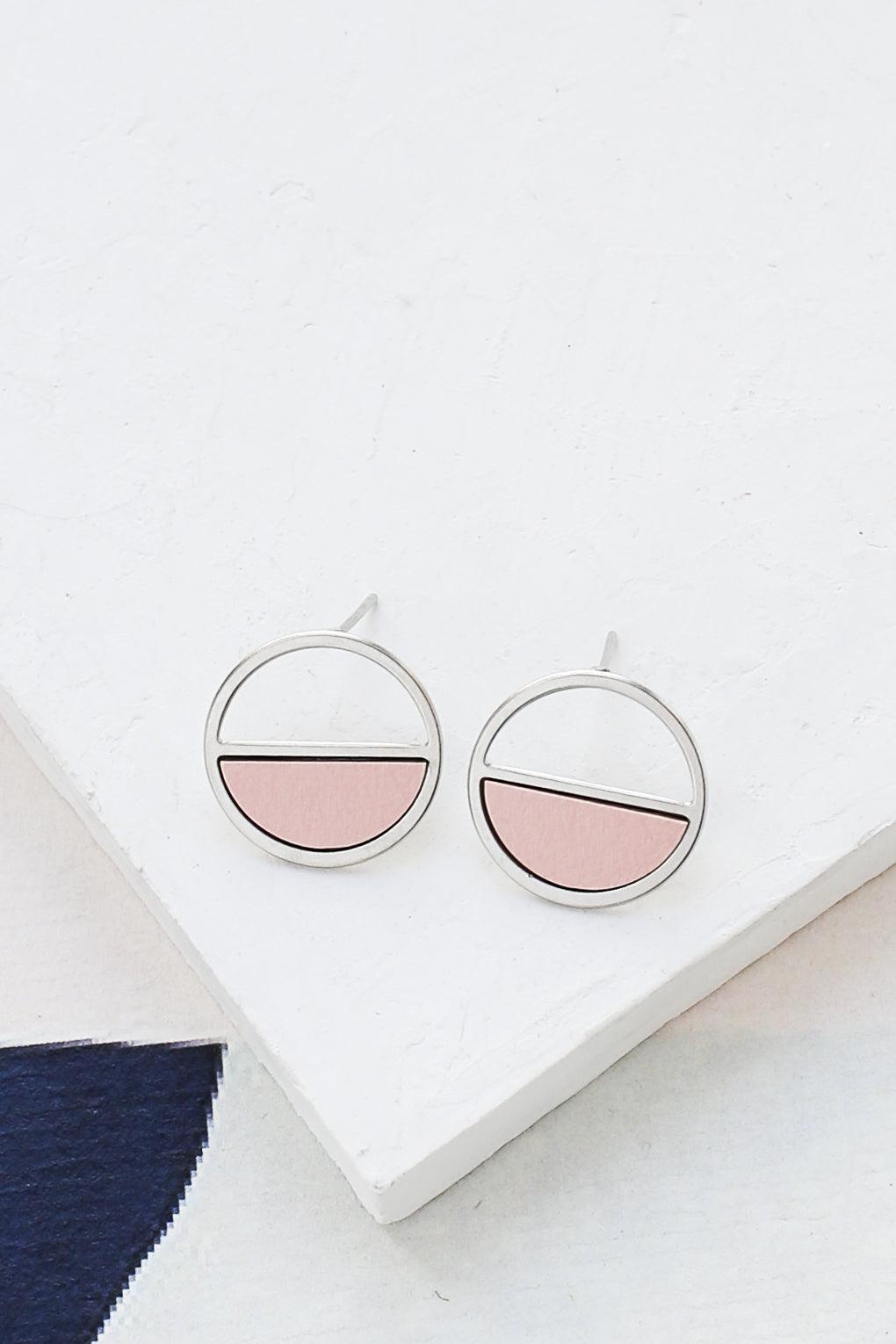 עגילי קונספט