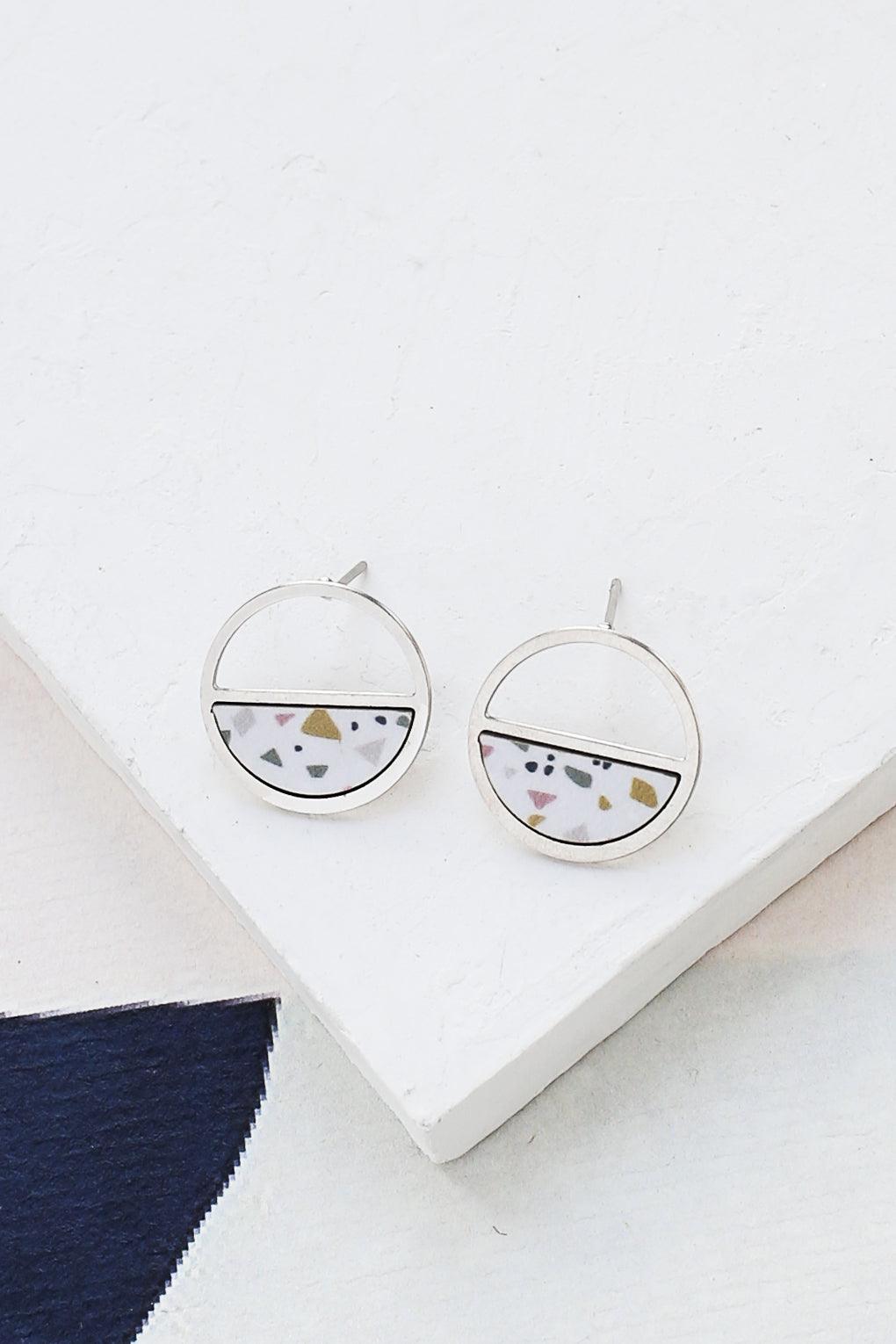 עגילי קונספט