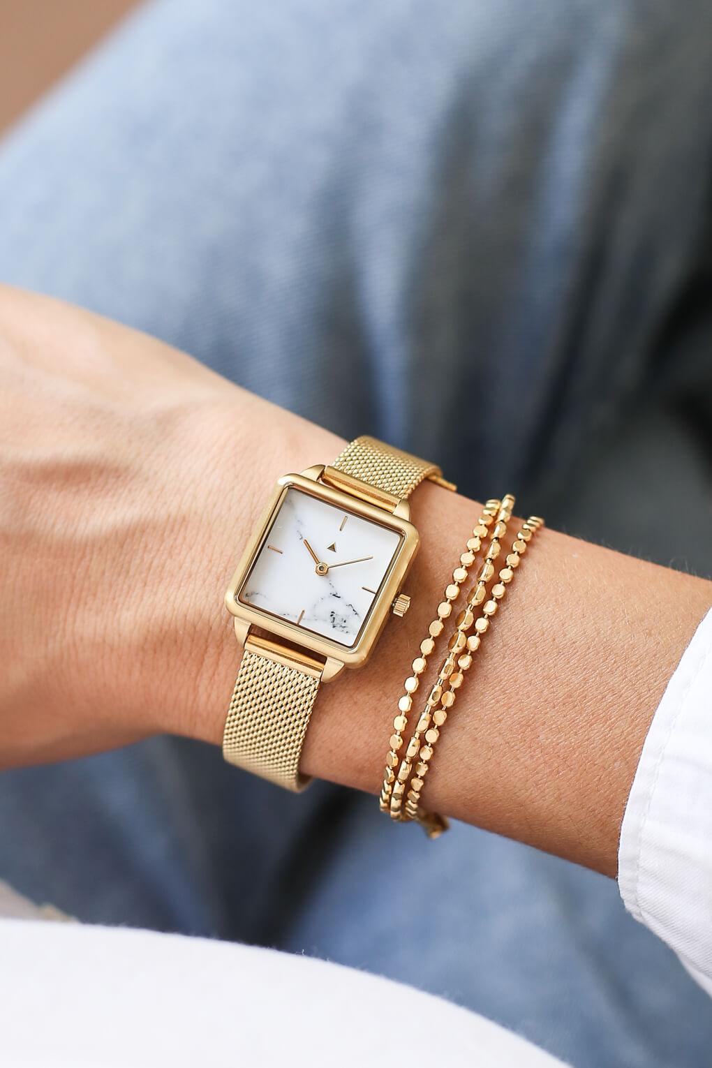 Rectangle watch with a golden mesh strap
