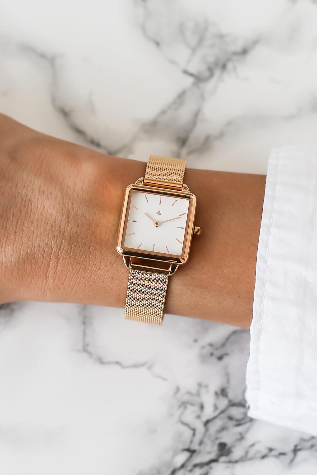 Rectangle watch in rose gold with a mesh strap