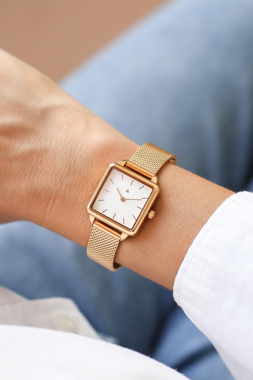 Rectangle watch in rose gold with a mesh strap
