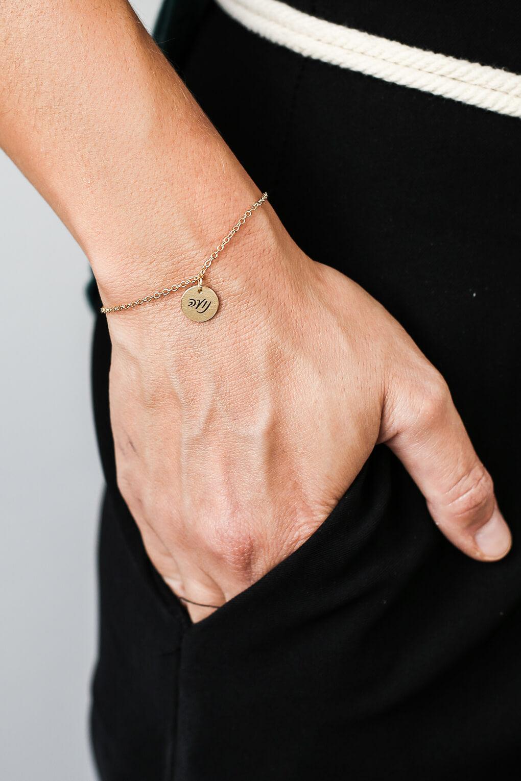 צמיד חריטה עם תליון עגול