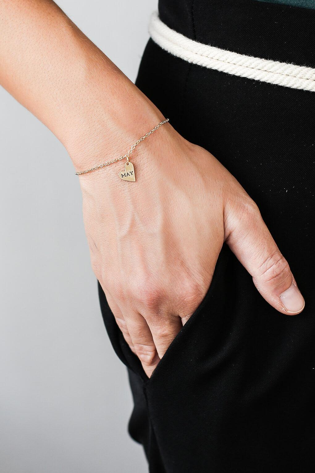 צמיד חריטה עם תליון לב