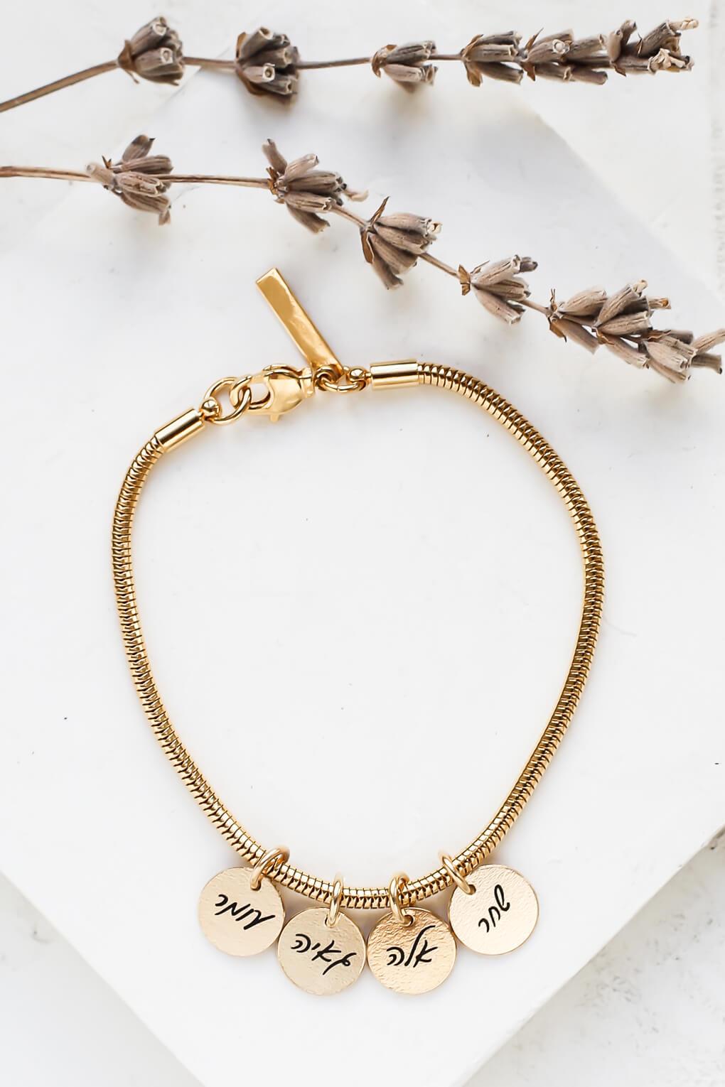 צמיד חריטה עבה עם מספר תליונים