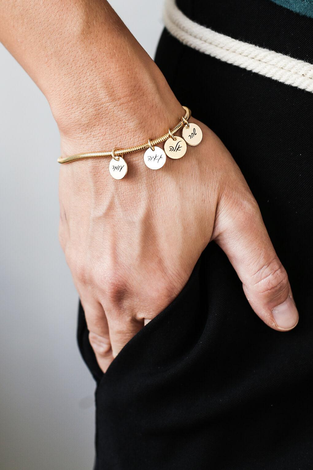 צמיד חריטה עבה עם מספר תליונים